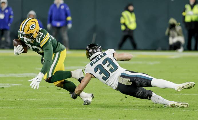 Philadelphia Eagles cornerback Cooper Dejean (R) trips up Green Bay Packers running back Emanuel Wilson (L) in the second half of the NFL, American Football Herren, USA game between the Philadelphia Eagles and the Green Bay Packers at Lambeau Field in Green Bay, Wisconsin on Monday, November 10, 2025. The Eagles defeated the Packers 10-7. MIL20251110826 TANNENxMAURY