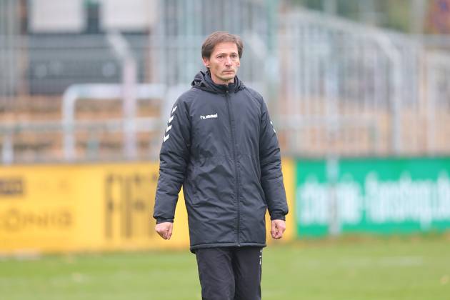 Leipzig, 08 11 2025, Alfred Kunze Sportpark, Soccer, Men, Season 2025 2026, Regionalliga Nordost, 15 Matchday , BSG Chemie Leipzig ZFC Meuselwitz , In the picture Coach Georg Martin Leopold, ZFC Meuselwitz ,