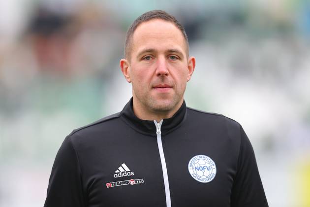 Leipzig, 08 11 2025, Alfred Kunze Sportpark, Soccer, Men, Season 2025 2026, Regionalliga Nordost, Matchday 15 , BSG Chemie Leipzig ZFC Meuselwitz , In the picture referee Henry Müller Mueller ,