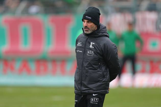 Leipzig, 08 11 2025, Alfred Kunze Sportpark, Soccer, Men, Season 2025 2026, Regionalliga Nordost, 15 Matchday , BSG Chemie Leipzig ZFC Meuselwitz 0 2 0 2 , In the picture Coach Adrian Alipour, Chemie Leipzig ,