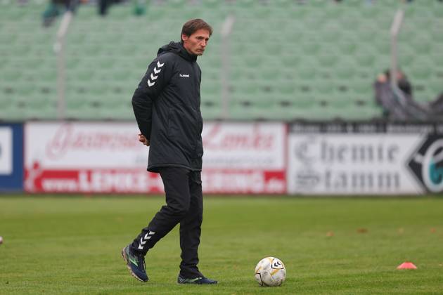 Leipzig, 08 11 2025, Alfred Kunze Sportpark, Soccer, Men, Season 2025 2026, Regionalliga Nordost, 15 Matchday , BSG Chemie Leipzig ZFC Meuselwitz 0 2 0 2 , In the picture Coach Georg Martin Leopold, ZFC Meuselwitz ,