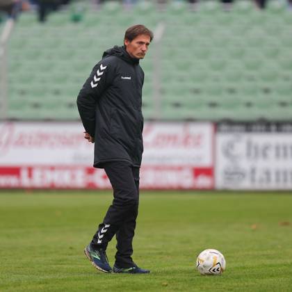 Leipzig, 08 11 2025, Alfred Kunze Sportpark, Soccer, Men, Season 2025 2026, Regionalliga Nordost, 15 Matchday , BSG Chemie Leipzig ZFC Meuselwitz 0 2 0 2 , In the picture Coach Georg Martin Leopold, ZFC Meuselwitz ,