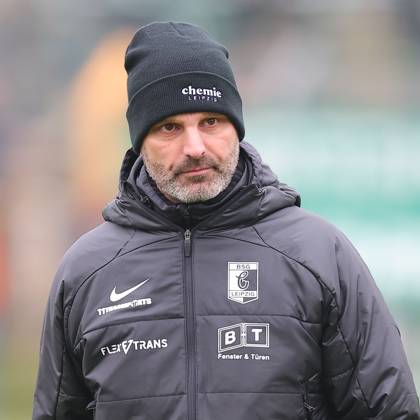 Leipzig, 08 11 2025, Alfred Kunze Sportpark, Soccer, Men, Season 2025 2026, Regionalliga Nordost, 15 Matchday , BSG Chemie Leipzig ZFC Meuselwitz 0 2 0 2 , In the picture Coach Adrian Alipour, Chemie Leipzig ,