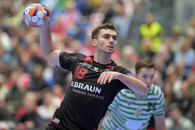 Florian Drosten MT Melsungen 18 on throw Miklos Karai FTC Green Collect 34 R , GER, MT Melsungen Ferencvarosi Torna Club Green Collect Budapest HUN l, Handball, EHF European League Maenner, Group Matches, Saison 2025 2026, 11 11 2025, GER, MT Melsungen FTC Green Collect, Handball, EHF Maenner, Group Matches, Saison 2025 2026, 11 11 2025 Kassel Copyright: xEibner-Pressefotox xRolandxSippex EP_RSL