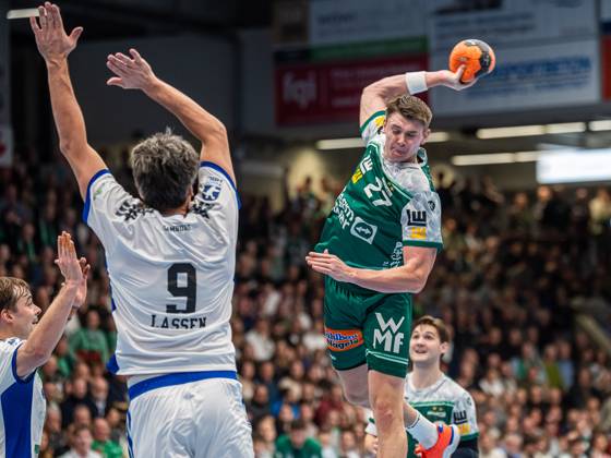 Oskar Sunnefeldt Frisch Auf Goeppingen, 27 throws from the back, Frisch Auf Goeppingen vs Handball Sport Verein Hamburg, Handball, 1 Bundesliga, Men, Season 2025 2026, 13 11 2025, Frisch Auf Goeppingen vs Handball Sport Verein Hamburg, Handball, 1 Bundesliga, Men, Season 2025 2026, 13 11 2025 Goeppingen Copyright: xEibner-Pressefoto MichaelxSchmidx EP_MST