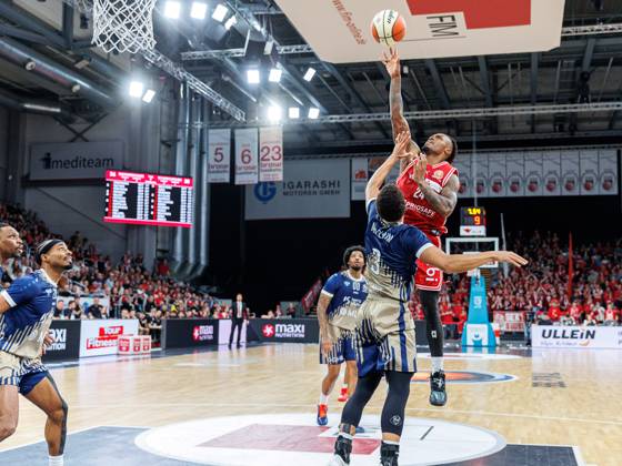 Kevin McClain MLP Academics Heidelberg, 03 , Cobe Williams BMA365 Bamberg Baskets, 24 , BMA365 Bamberg Baskets vs MLP Academics Heidelberg, Basketball, BBL Cup, Quarterfinals, 13 11 2025 BMA365 Bamberg Baskets vs MLP Academics Heidelberg, Basketball, BBL Cup, Quarterfinals, 13 11 2025 Bamberg Copyright: xEibner-Pressefoto G.xSantemizx EP_EER