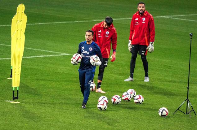 Futbol, Entrenamiento de la seleccion chilena en Sochi. La seleccion chilena entrena el estadio Fisht de Sochi, Rusia. SIPA PHOTOSPORT 14 11 2025 Football, Chile training session at Sochi stadium. Chile national team, Nationalteam train at the Fisht stadium in Sochi, Russia. SIPA PHOTOSPORT 14 11 2025 Russia Soccer Friendly Chile TrainingEntrenamiento seleccion chilena en Sochi 2025 65a4987f1ba9fcca