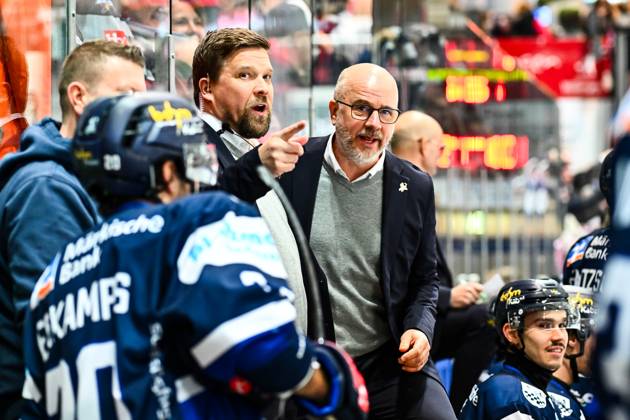 Jannu Kujala Co Coach, Assistant Coach, Performance Coach, Iserlohn Roosters Stefan Nyman Head Coach, Head Coach, Iserlohn Roosters , GER, Iserlohn Roosters vs ERC Ingolstadt, Ice Hockey, Penny DEL, Matchday 18, Season 2025 2026, 24 11 2025, GER, Iserlohn Roosters vs ERC Ingolstadt, Ice Hockey, Penny DEL, Matchday 18, Season 2025 2026, 14 11 2025 Iserlohn Copyright: xJonasxBrockmann Eibner-Pressefotx EP_JBN