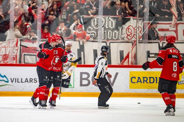 NL : Lausanne HC - HC Ajoie 14.11.2025, Lausanne, Vaudoise Arena, NL: Lausanne HC - HC Ajoie. Leonardo Fuhrer (15, Lausanne HC) celebrates his goal 1-1 during the Swiss National League Ice hockey, Eishockey championship 2025-2026 match between Lausanne HC and HC Ajoie the Friday 14.11.2025 at the Vaudoise Arena in Lausanne, Switzerland. Lausanne Vaudoise Arena Vaud Switzerland Copyright: xMediafabxPhotographyxFabricexDexGasperisx MEDIAFAB-HOCKEY-LHC-HCA-14.11.2025-HOC_7905