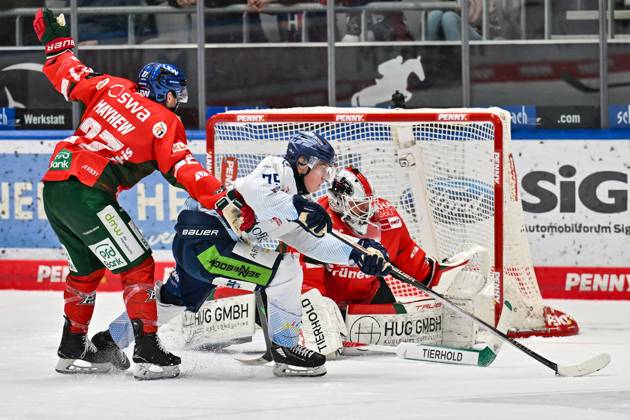 Penny DEL Augsburger Panther Straubing Tigers, 14 11 2025 Augsburg, GERMANY 14 NOVEMBER from l Kyle MAYHEW Augsburger Panther 27 , Elis HEDE Straubing Tigers 75 and Peyton JONES Augsburger Panther 41 during the league match between the Augsburger Panther and the Straubing Tigers on matchday 18 of the Penny DEL at Curt Frenzel Stadium on 14 11 2025 Copyright: xBEAUTIFULxSPORTS Goldbergx