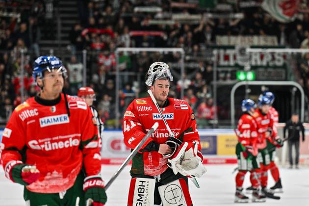 Penny DEL Augsburger Panther Straubing Tigers, 14 11 2025 Augsburg, GERMANY 14 NOVEMBER in the picture Peyton JONES Augsburger Panther 41 with hanging head after the defeat against Straubing after the league match between the Augsburger Panther and the Straubing Tigers on matchday 18 of the Penny DEL at the Curt Frenzel Stadium on 14 11 2025 Copyright: xBEAUTIFULxSPORTS Goldbergx