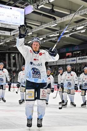 Penny DEL Augsburger Panther Straubing Tigers, 14 11 2025 Augsburg, GERMANY 14 NOVEMBER the Tigers players thank the fans who traveled with them after the away win in Augsburg after the league match between the Augsburger Panther and the Straubing Tigers on matchday 18 of the Penny DEL at the Curt Frenzel Stadium on 14 11 2025 Celebrating Wade ALLISON Straubing Tigers 88 Copyright: xBEAUTIFULxSPORTS Goldbergx