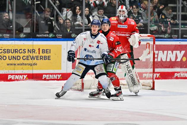 Penny DEL Augsburger Panther Straubing Tigers, 14 11 2025 Augsburg, GERMANY 14 NOVEMBER from l Danjo LEONHARDT Straubing Tigers 53 , Moritz ELIAS Augsburger Panther 46 and Peyton JONES Augsburger Panther 41 during the league match between the Augsburger Panther and the Straubing Tigers on matchday 18 of the Penny DEL at the Curt Frenzel Stadium on 14 11 2025 Copyright: xBEAUTIFULxSPORTS Goldbergx
