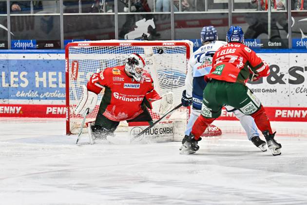 Penny DEL Augsburger Panther Straubing Tigers, 14 11 2025 Augsburg, GERMANY 14 NOVEMBER in this scene Elis HEDE Straubing Tigers 75 scores the 3 8 goal goal scorer Freude Happy during the league match between the Augsburger Panther and the Straubing Tigers on matchday 18 of the Penny DEL at the Curt Frenzel Stadium on 14 11 2025 Copyright: xBEAUTIFULxSPORTS Goldbergx
