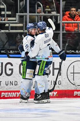 Penny DEL Augsburger Panther Straubing Tigers, 14 11 2025 Augsburg, GERMANY 14 NOVEMBER Cheers of the guests after the goal to 3 8 by Elis HEDE Straubing Tigers 75 Tor Torschuetze Freude Happy at the league match between the Augsburger Panther and the Straubing Tigers on matchday 18 of the Penny DEL at the Curt Frenzel Stadium on 14 11 2025 Copyright: xBEAUTIFULxSPORTS Goldbergx