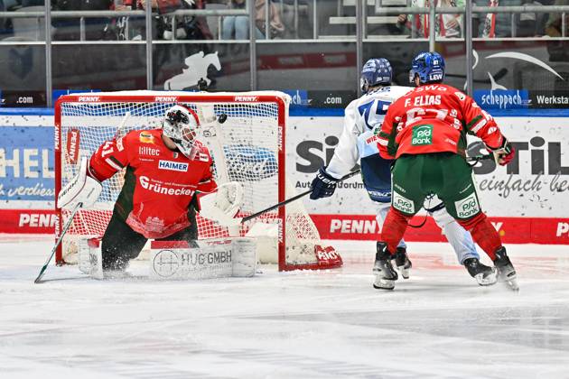 Penny DEL Augsburger Panther Straubing Tigers, 14 11 2025 Augsburg, GERMANY 14 NOVEMBER in this scene Elis HEDE Straubing Tigers 75 scores the 3 8 goal goal scorer Freude Happy during the league match between the Augsburger Panther and the Straubing Tigers on matchday 18 of the Penny DEL at the Curt Frenzel Stadium on 14 11 2025 Copyright: xBEAUTIFULxSPORTS Goldbergx
