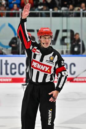 Penny DEL Augsburger Panther Straubing Tigers, 14 11 2025 Augsburg, GERMANY 14 NOVEMBER in the picture main referee Andris ANSONS single photo free passer at the league match between the Augsburger Panther and the Straubing Tigers on matchday 18 of the Penny DEL at the Curt Frenzel Stadium on 14 11 2025 Copyright: xBEAUTIFULxSPORTS Goldbergx