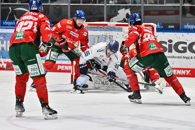 Penny DEL Augsburger Panther Straubing Tigers, 14 11 2025 Augsburg, GERMANY 14 NOVEMBER in the duel Moritz WIRTH Augsburger Panther 9 and Skyler McKENZIE Straubing Tigers 86 during the league match between the Augsburger Panther and the Straubing Tigers on matchday 18 of the Penny DEL at the Curt Frenzel Stadium on 14 11 2025 Copyright: xBEAUTIFULxSPORTS Goldbergx