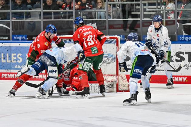 Penny DEL Augsburger Panther Straubing Tigers, 14 11 2025 Augsburg, GERMANY 14 NOVEMBER from l Maximilian RENNER Augsburger Panther 58 , Skyler McKENZIE Straubing Tigers 86 , Moritz WIRTH Augsburger Panther 9 during the league match between the Augsburger Panther and the Straubing Tigers on matchday 18 of the Penny DEL at Curt Frenzel Stadium on 14 11 2025 Copyright: xBEAUTIFULxSPORTS Goldbergx