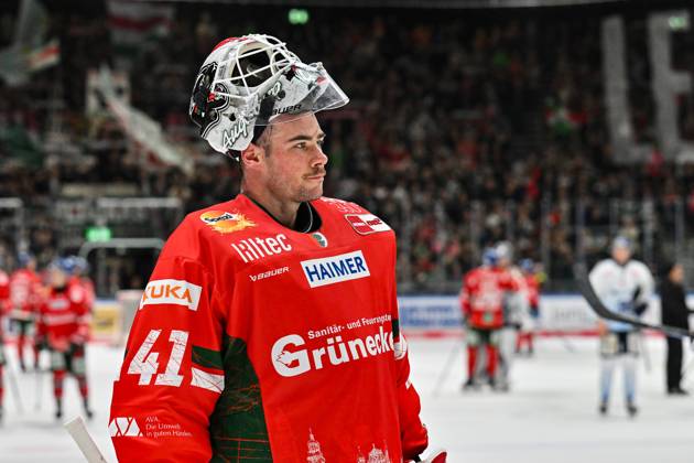 Penny DEL Augsburger Panther Straubing Tigers, 14 11 2025 Augsburg, GERMANY 14 NOVEMBER in the picture Peyton JONES Augsburger Panther 41 with hanging head after the defeat against Straubing after the league match between the Augsburger Panther and the Straubing Tigers on matchday 18 of the Penny DEL at the Curt Frenzel Stadium on 14 11 2025 Copyright: xBEAUTIFULxSPORTS Goldbergx