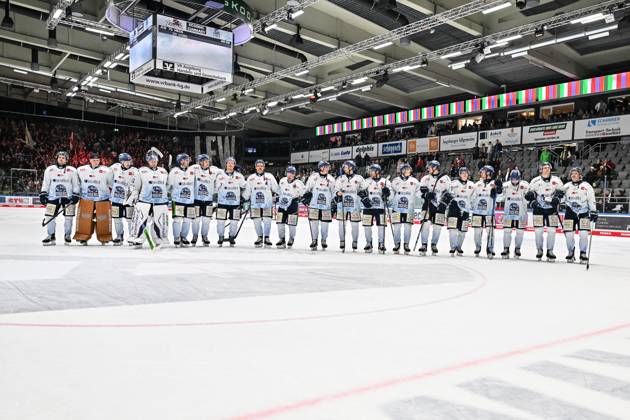 Penny DEL Augsburger Panther Straubing Tigers, 14 11 2025 Augsburg, GERMANY 14 NOVEMBER the Tigers players thank the fans after the away win in Augsburg after the league match between the Augsburger Panther and the Straubing Tigers on matchday 18 of the Penny DEL at the Curt Frenzel Stadium on 14 11 2025 Celebrations Copyright: xBEAUTIFULxSPORTS Goldbergx