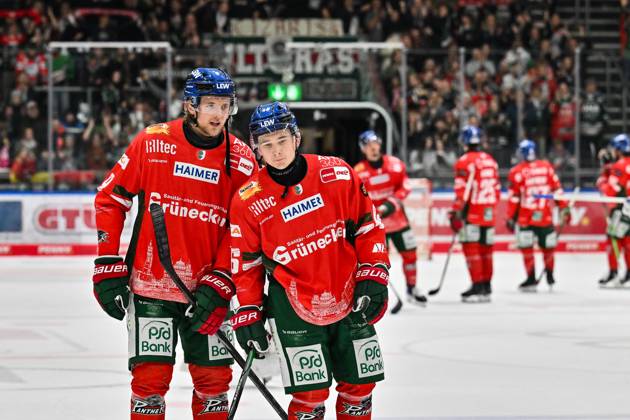 Penny DEL Augsburger Panther Straubing Tigers, 14 11 2025 Augsburg, GERMANY 14 NOVEMBER in the picture Moritz WIRTH Augsburger Panther 9 and Moritz ELIAS Augsburger Panther 46 with hanging head after the defeat against Straubing after the league match between the Augsburger Panther and the Straubing Tigers on matchday 18 of the Penny DEL at the Curt Frenzel Stadium on 14 11 2025 Copyright: xBEAUTIFULxSPORTS Goldbergx