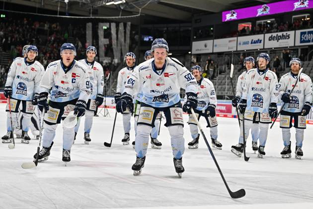 Penny DEL Augsburger Panther Straubing Tigers, 14 11 2025 Augsburg, GERMANY 14 NOVEMBER the Tigers players thank the fans who traveled with them after the away win in Augsburg after the league match between the Augsburger Panther and the Straubing Tigers on matchday 18 of the Penny DEL at the Curt Frenzel Stadium on 14 11 2025 Celebrating Wade ALLISON Straubing Tigers 88 Copyright: xBEAUTIFULxSPORTS Goldbergx