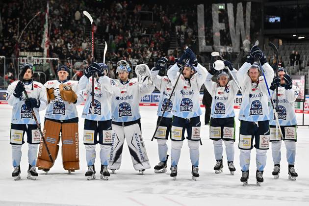 Penny DEL Augsburger Panther Straubing Tigers, 14 11 2025 Augsburg, GERMANY 14 NOVEMBER the Tigers players thank the fans after the away win in Augsburg after the league match between the Augsburger Panther and the Straubing Tigers on matchday 18 of the Penny DEL at the Curt Frenzel Stadium on 14 11 2025 Celebrations Copyright: xBEAUTIFULxSPORTS Goldbergx