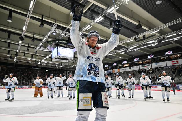 Penny DEL Augsburger Panther Straubing Tigers, 14 11 2025 Augsburg, GERMANY 14 NOVEMBER the Tigers players thank the fans who traveled with them after the away win in Augsburg after the league match between the Augsburger Panther and the Straubing Tigers on matchday 18 of the Penny DEL at the Curt Frenzel Stadium on 14 11 2025 Celebrating Wade ALLISON Straubing Tigers 88 Copyright: xBEAUTIFULxSPORTS Goldbergx