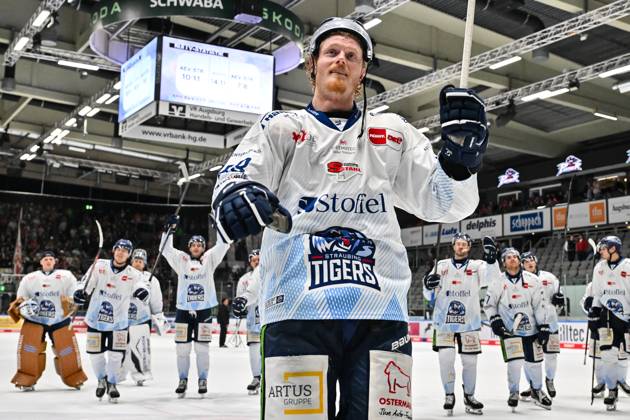 Penny DEL Augsburger Panther Straubing Tigers, 14 11 2025 Augsburg, GERMANY 14 NOVEMBER the Tigers players thank the fans who traveled with them after the away win in Augsburg after the league match between the Augsburger Panther and the Straubing Tigers on matchday 18 of the Penny DEL at the Curt Frenzel Stadium on 14 11 2025 Celebrating Wade ALLISON Straubing Tigers 88 Copyright: xBEAUTIFULxSPORTS Goldbergx