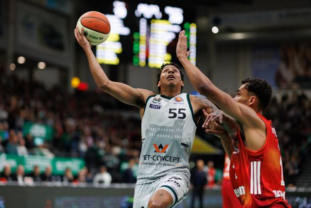 Eli Brooks Gladiators Trier in a duel with Oscar da Silva FC Bayern Basketball , Vet Concept Gladiators Trier vs FC Bayern Basketball, Basketball, BBL Cup, Quarter-finals, 2025 2026 season, 16 11 2025 Vet Concept Gladiators Trier vs FC Bayern Basketball, Basketball, BBL Cup, Quarter-finals, 2025 2026 season, 16 11 2025 Copyright: xEibner-Pressefoto AlexanderxNeisx EP_ANS