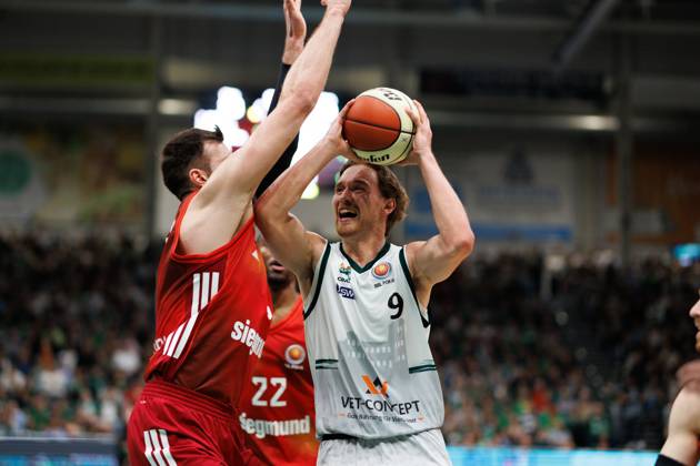 Marco Hollersbacher Gladiators Trier in duel with Leon Kratzer FC Bayern Basketball , Vet Concept Gladiators Trier vs FC Bayern Basketball, Basketball, BBL Pokal, Quarterfinals, Season 2025 2026, 16 11 2025 Vet Concept Gladiators Trier vs FC Bayern Basketball, Basketball, BBL Pokal, Quarterfinals, Season 2025 2026, 16 11 2025 Copyright: xEibner-Pressefoto AlexanderxNeisx EP_ANS