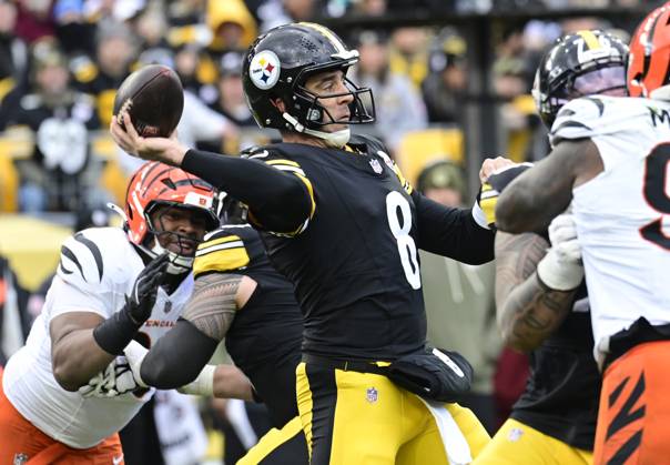 Pittsburgh Steelers quarterback Aaron Rodgers (8) throws in the second quarter against the Cincinnati Bengals at Acrisure Stadium Sunday, November 16, 2025 in Pittsburgh. PIT2025111613 ARCHIExCARPENTER