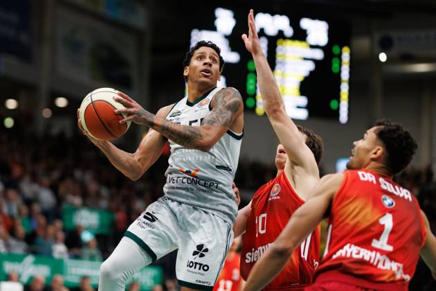 Eli Brooks Gladiators Trier in a duel with Justinian Jessup FC Bayern Basketball and Oscar da Silva FC Bayern Basketball , Vet Concept Gladiators Trier vs FC Bayern Basketball, Basketball, BBL Cup, Quarter-finals, 2025 2026 season, 16 11 2025 Vet Concept Gladiators Trier vs FC Bayern Basketball, Basketball, BBL Cup, Quarter-finals, 2025 2026 season, 16 11 2025 Copyright: xEibner-Pressefoto AlexanderxNeisx EP_ANS