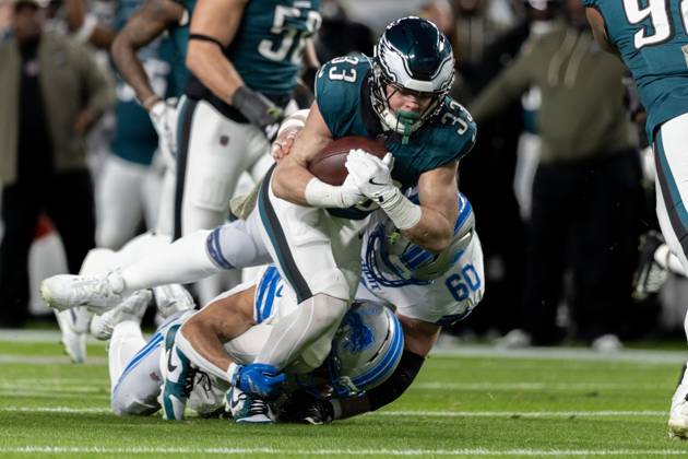 Philadelphia Eagles cornerback Cooper Dejean (33) is tackled by Detroit Lions center Graham Glasgow (60) during the first quarter of NFL, American Football Herren, USA action at Lincoln Financial Field in Philadelphia on Sunday, November 16, 2025. PHI20251116013 LAURENCExKESTERSON
