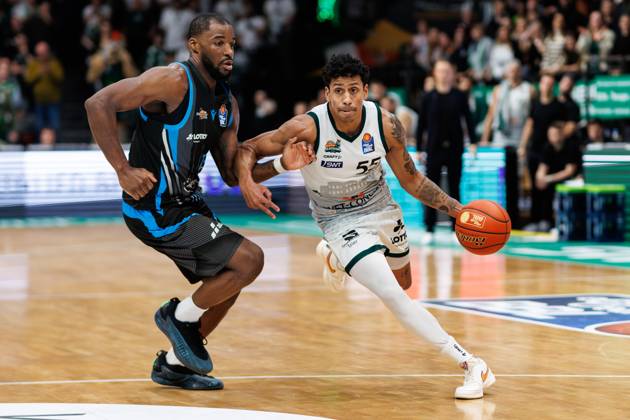 Eli Brooks Gladiators Trier in a duel with Naz Bohannon Science City Jena , Vet Concept Gladiators Trier vs Science City Jena, Basketball, easyCredit BBL, Matchday 8, Season 2025 2026, 19 11 2025 Vet Concept Gladiators Trier vs Science City Jena, Basketball, easyCredit BBL, Matchday 8, Season 2025 2026, 19 11 2025 Copyright: xEibner-Pressefoto AlexanderxNeisx EP_ANS