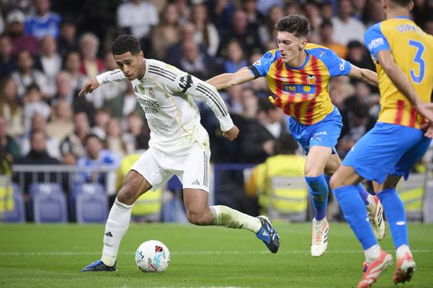 Real Madrid CF™s Jude Bellingham (L) and Valencia CF™s Pepelu Garcia during La Liga match. November 01 ,2025. (20251101495)