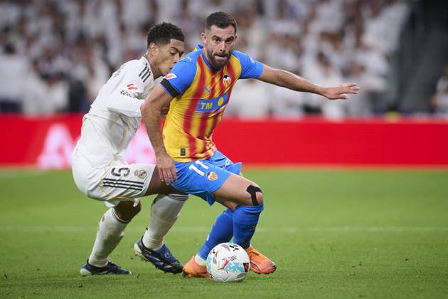 Real Madrid CF™s Jude Bellingham (L) and Valencia CF™s Luis Rioja during La Liga match. November 01 ,2025. (20251101502)