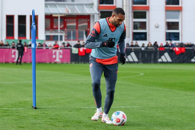 Jonathan Tah FC Bayern Muenchen, 04 with ball, GER, Public training, FC Bayern Muenchen, Football, Season 2025 2026, 20 11 2025, GER, Public training, FC Bayern Muenchen, Football, Season 2025 2026, 20 11 2025 Muenchen Copyright: xEibner-Pressefoto JennixMaulx EP_JML