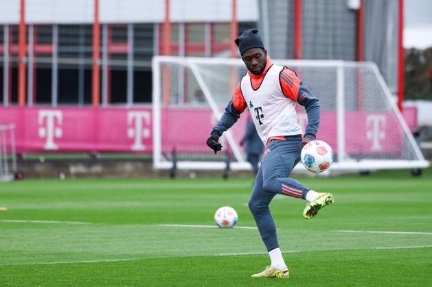 Alphonso Davies FC Bayern Muenchen, 19 with ball, GER, Public training, FC Bayern Muenchen, Football, Season 2025 2026, 20 11 2025, GER, Public training, FC Bayern Muenchen, Football, Season 2025 2026, 20 11 2025 Muenchen Copyright: xEibner-Pressefoto JennixMaulx EP_JML