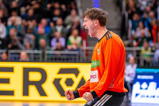 Simon Gade TSV Hannover Burgdorf, No. 16 v l , TSV Hannover Burgdorf green against Bergischer HC beige on matchday 13 of the 2025 2026 season in the DAIKIN Handball Bundesliga 20 11 2025, ZAG Arena Hannover, GER , Copyright: xJanxGuentherx xTSVxHannover-Burgdorfx