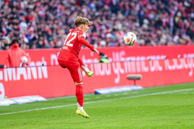 Lennart Karl 42, FC Bayern München at the match between FC Bayern München v SC Freiburg, Football, Men, Bundesliga, 2025 2026, 11 Matchday on 22 11 2025 in Munich, Allianz Arena DFL and DFB regulations prohibit any use of photographs as image sequences and or quasi video Bayern Germany