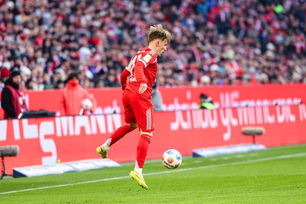 Lennart Karl 42, FC Bayern München at the match between FC Bayern München v SC Freiburg, Football, Men, Bundesliga, 2025 2026, 11 Matchday on 22 11 2025 in Munich, Allianz Arena DFL and DFB regulations prohibit any use of photographs as image sequences and or quasi video Bayern Germany