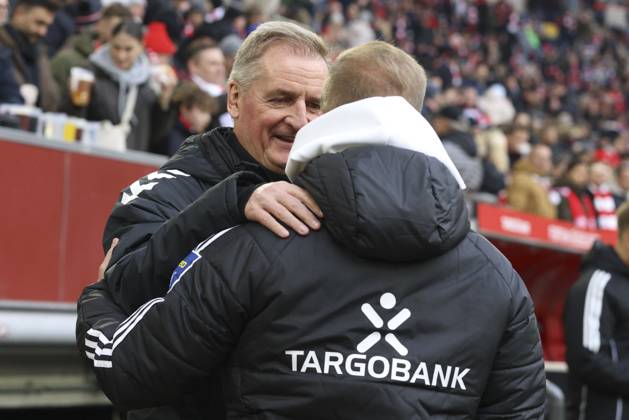Coach Petrik Sander 1 FC Magdeburg and coach Markus Anfang Fortuna Duesseldorf greet each other during the 2 Bundesliga match between Fortuna Düsseldorf and 1 FC Magdeburg, Merkur Spiel Arena on November 22, 2025 in Düsseldorf, Germany, Germany Photo by Oliver Kaelke DeFodi Images Coach Petrik Sander 1 FC Magdeburg and Coach Markus Anfang Fortuna Duesseldorf meet up during the 2 Bundesliga match between Fortuna Düsseldorf and 1 FC Magdeburg at Merkur Spiel Arena on November 22, 2025 in Düsseldorf, Germany Photo by Oliver Kaelke DeFodi Images Photo by Oliver Kaelke DeFodi Images