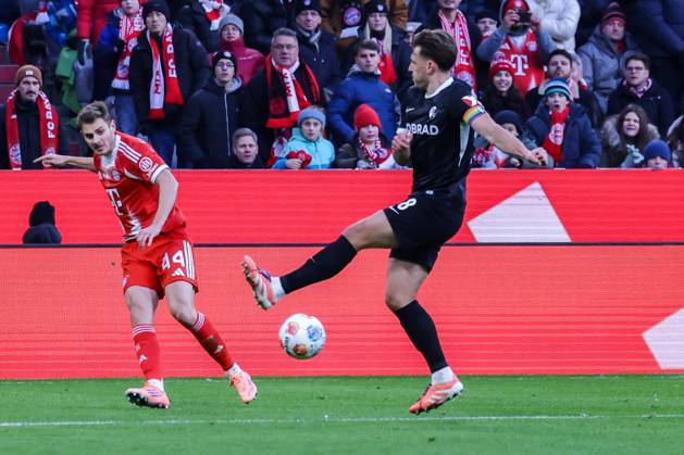 Josip Stanisic 44 FC Bayern Muenchen with a pass that Maximilian Eggestein 8 SC Freiburg cannot block, FC Bayern Muenchen vs SC Freiburg, Football, Bundesliga, DFL, Season 2025 2026, Hinrunde, 22 11 2025 DFB regulations prohibit any use of photographs as image sequences and or quasi video Muenchen Bayern Germany Copyright: xkolbert-press MartinxAgüerax