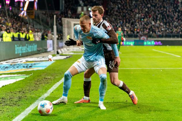 Tim Skarke 1 FC Union Berlin, 21 in duel, fight for the ball with Connor Metcalfe FC St Pauli, 24 , GER, FC St Pauli vs 1 FC Union Berlin, Football, Bundesliga, Matchday 11, Season 2025 2026, 23 11 2025 DFL REGULATES PROHIBIT ANY USE OF PHOTOGRAPHS AS IMAGE SEQUENCES AND OR QUASI VIDEO GER, FC St Pauli vs 1 FC Union Berlin, Football, Bundesliga, Matchday 11, Season 2025 2026, 23 11 2025 Hamburg Copyright: xEibner-Pressefoto MaxxVincenx EP_MVN