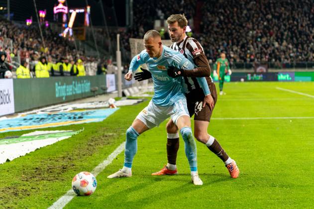 Tim Skarke 1 FC Union Berlin, 21 in duel, fight for the ball with Connor Metcalfe FC St Pauli, 24 , GER, FC St Pauli vs 1 FC Union Berlin, Football, Bundesliga, Matchday 11, Season 2025 2026, 23 11 2025 DFL REGULATES PROHIBIT ANY USE OF PHOTOGRAPHS AS IMAGE SEQUENCES AND OR QUASI VIDEO GER, FC St Pauli vs 1 FC Union Berlin, Football, Bundesliga, Matchday 11, Season 2025 2026, 23 11 2025 Hamburg Copyright: xEibner-Pressefoto MaxxVincenx EP_MVN