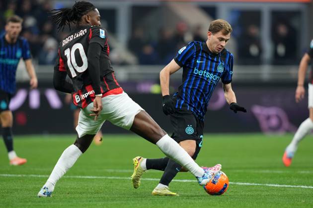 Inter Milan™s Nicolo Barella fights for the ball AC Milan™s Rafael Leao during the Serie A soccer match between Inter and Milan at the San Siro Stadium in Milan , north Italy - Sunday , November 23 , 2025. - Soccer .  Copyright: xSpada LaPressex