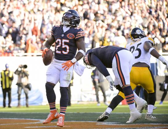 Chicago Bears running back Kyle Monangai (25) celebrates his fourth quarter touchdown against the Pittsburgh Steelers at Soldier Field in Chicago on Sunday, November 23, 2025. The Bears defeated the Steelers 31-28. CHI20251123120 MARKxBLACK