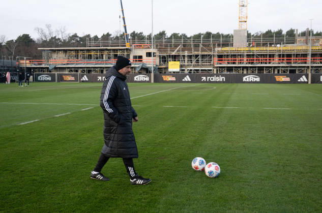 Fußball, Herren, Saison 2025 2026, 1. Bundesliga, 1. FC Union Berlin, Training, Trainer Steffen Baumgart (1. FC Union Berlin), im Hintergrund die Baustelle des zukünftigen Funktionsgebäudes für die Profi-Frauen und Männer, 25.11. 2025, Copyright: xMatthiasxKochx